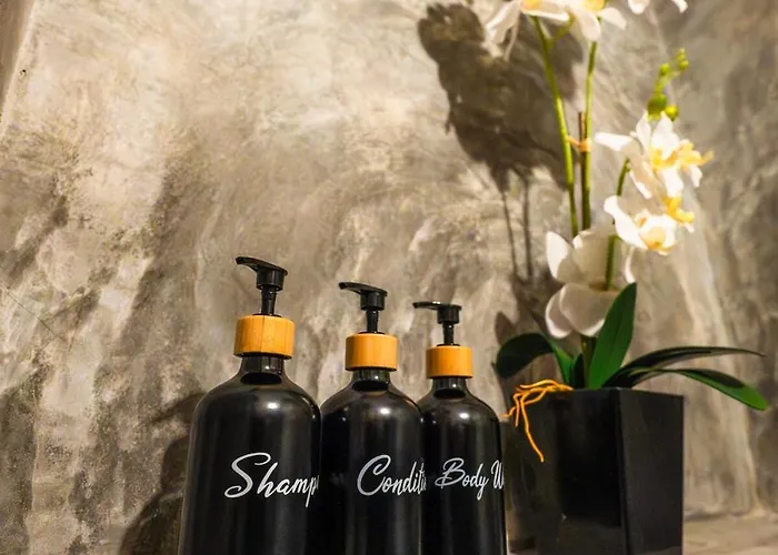 Boutique 3br X The Lobby Bar & Bed Bangkok